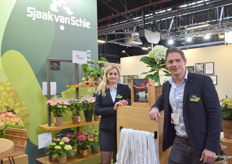 Natalia Agneza en Mike van Schie van bij de Avantgarde, het paradepaardje van Sjaak van Schie. Een echte binnenplant, maar als deze is uitgebloeid kan hij na een mooi plekje in de tuin verder plezier brengen. 